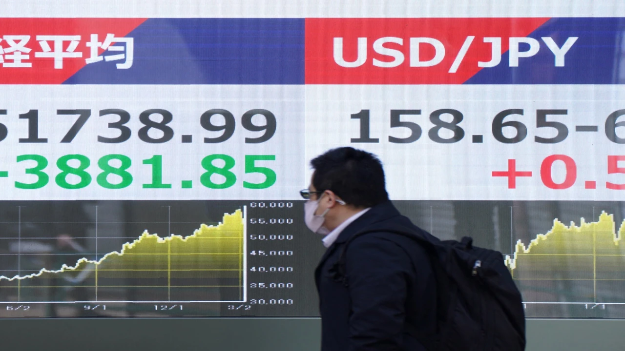 تأثير الحرب على إيران يدفع الدولار للصعود وسط تراجع أسعار الذهب عالميًا